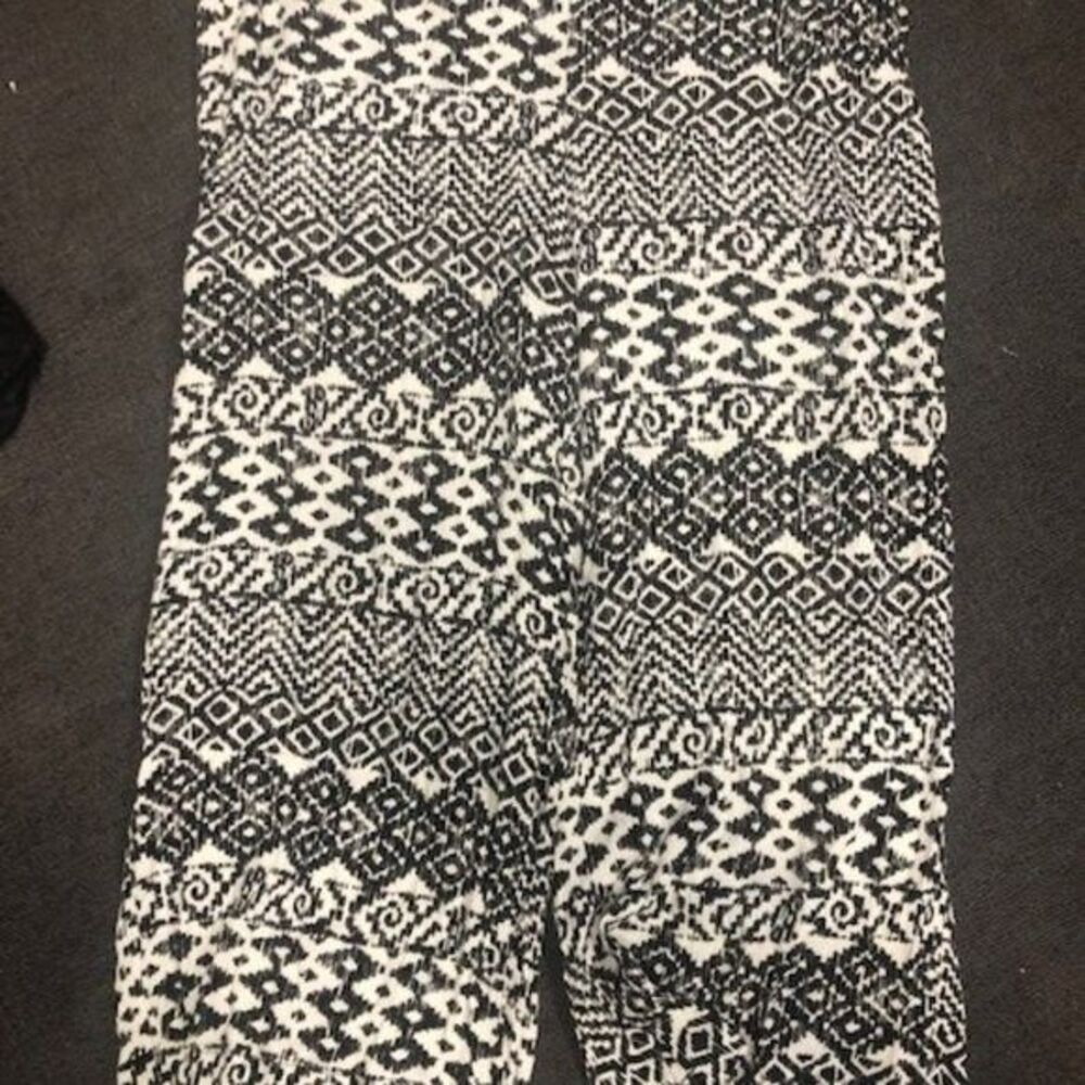 XL Flowy Black and White Aztec Capris‎ Light Material (Rayon) Wide Leg